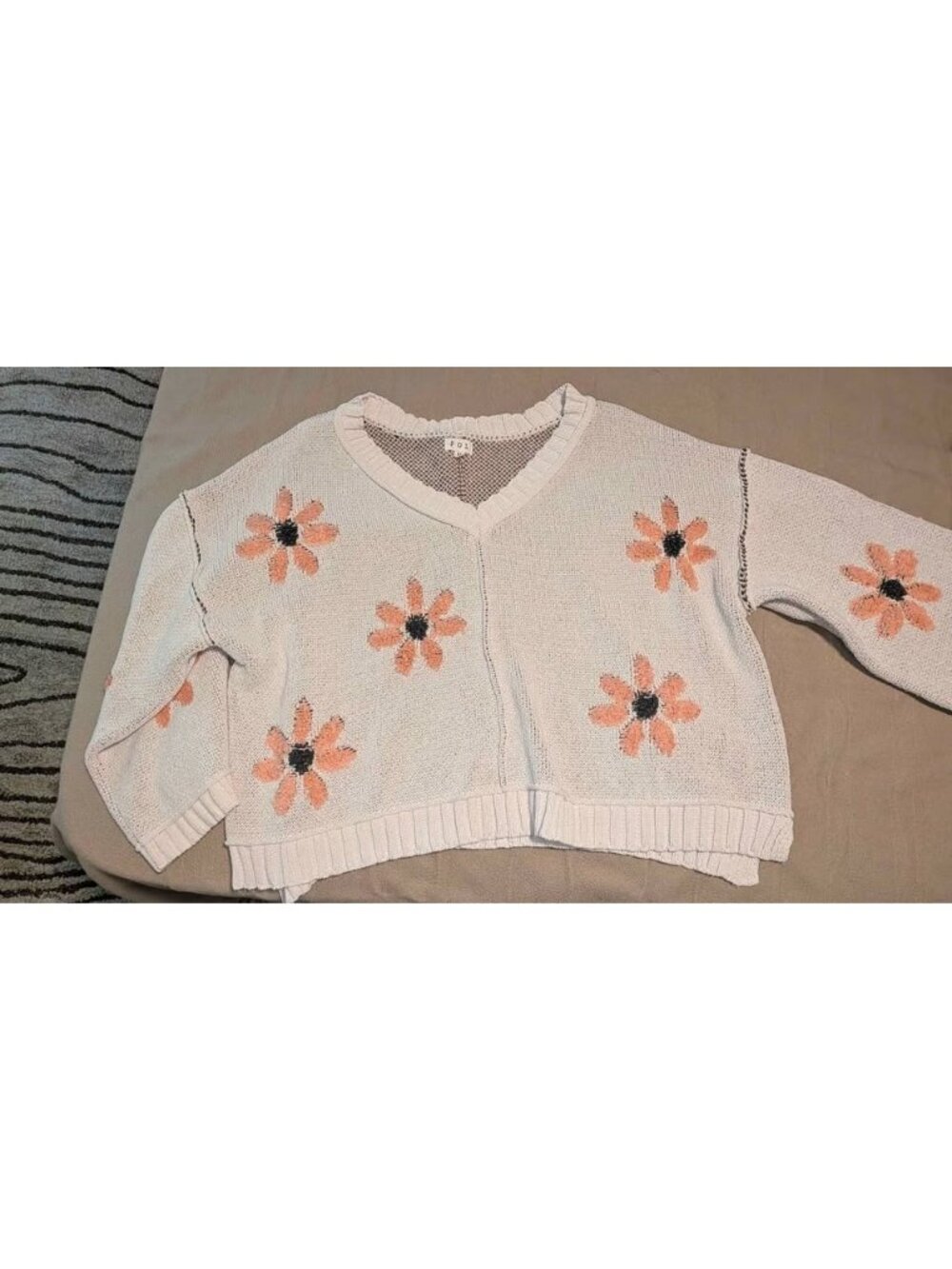 POL Floral Knit V-Neck Sweater Size M NWOT defect